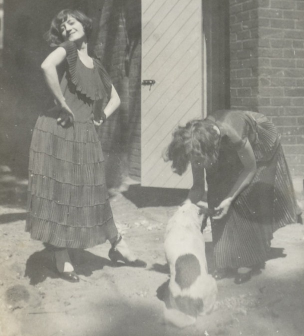 PRÉFONTAINE, FERNAND Clorinthe et Cécile Perron avec un chien, Sainte-Rose HENRI HEBERT 22 juin 1924