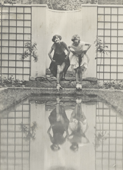 PRÉFONTAINE, FERNAND Clorinthe et Cécile Perron posant dans le jardin de l'atelier d'Ernest Cormier, Montréal Henri hebert  1924